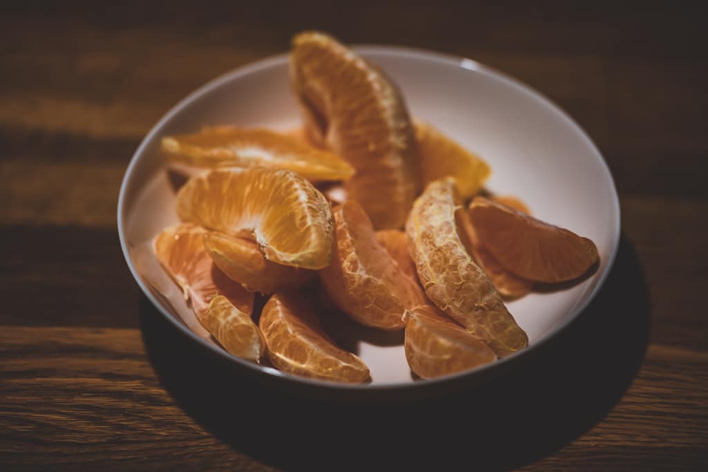 Schälchen mit Orangen- und Mandarinenspalten