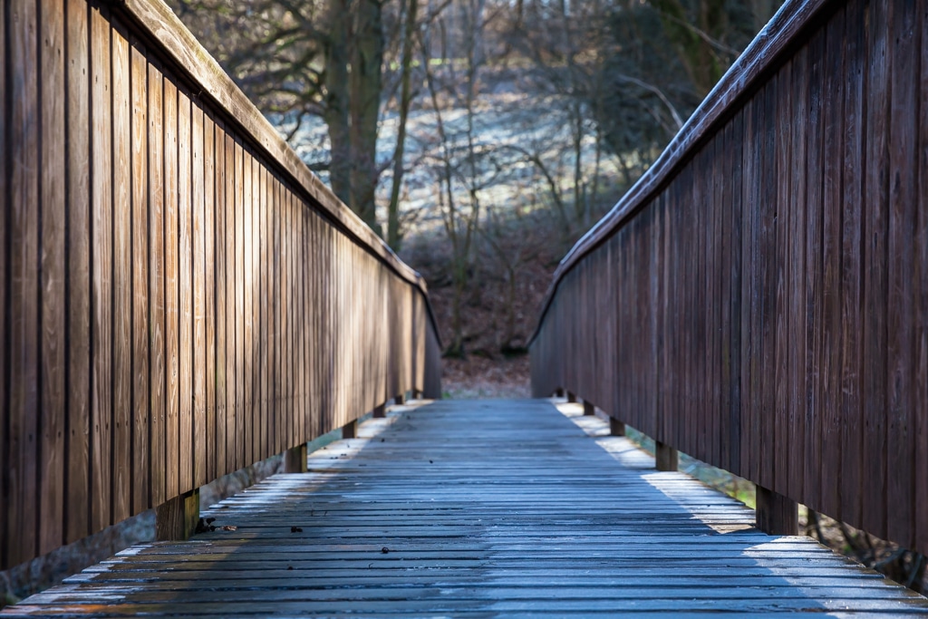 Frostige Holzbrücke mit Licht und Schatten