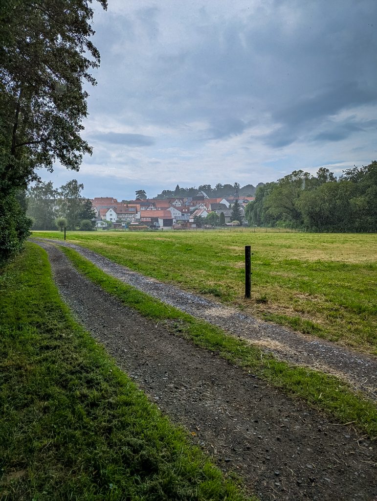 Dorf im Regen